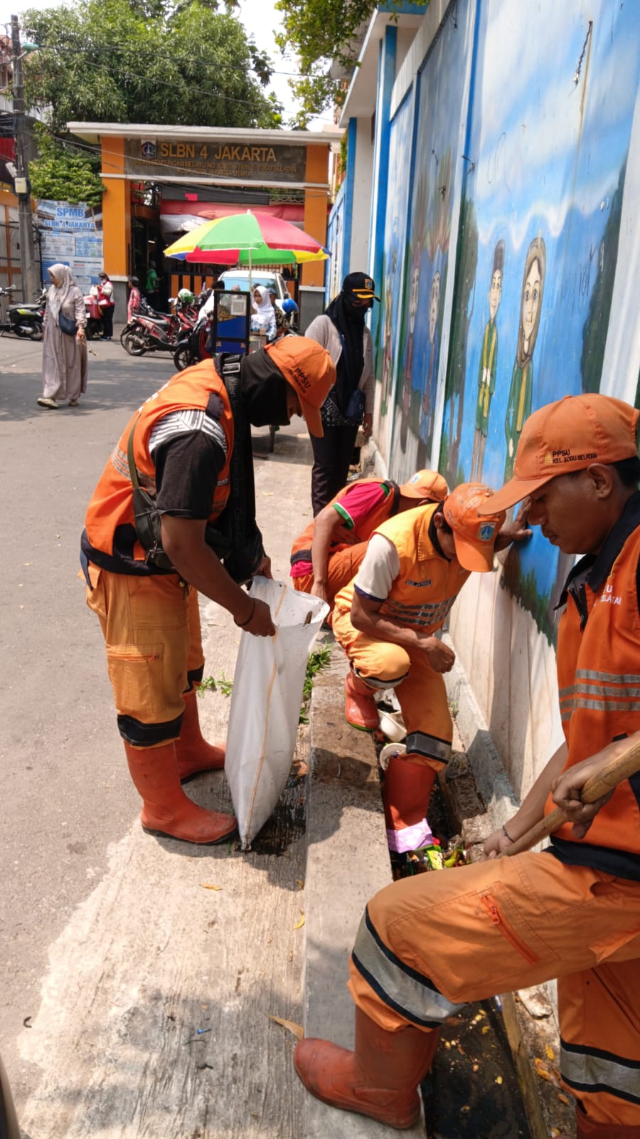 Gempur Saluran Tersumbat, Kasi Ekbang Tugu Selatan Tinjau Aksi Bersih-Bersih PPSU di Jl. STM Walang dan Depan SLBN 4 1