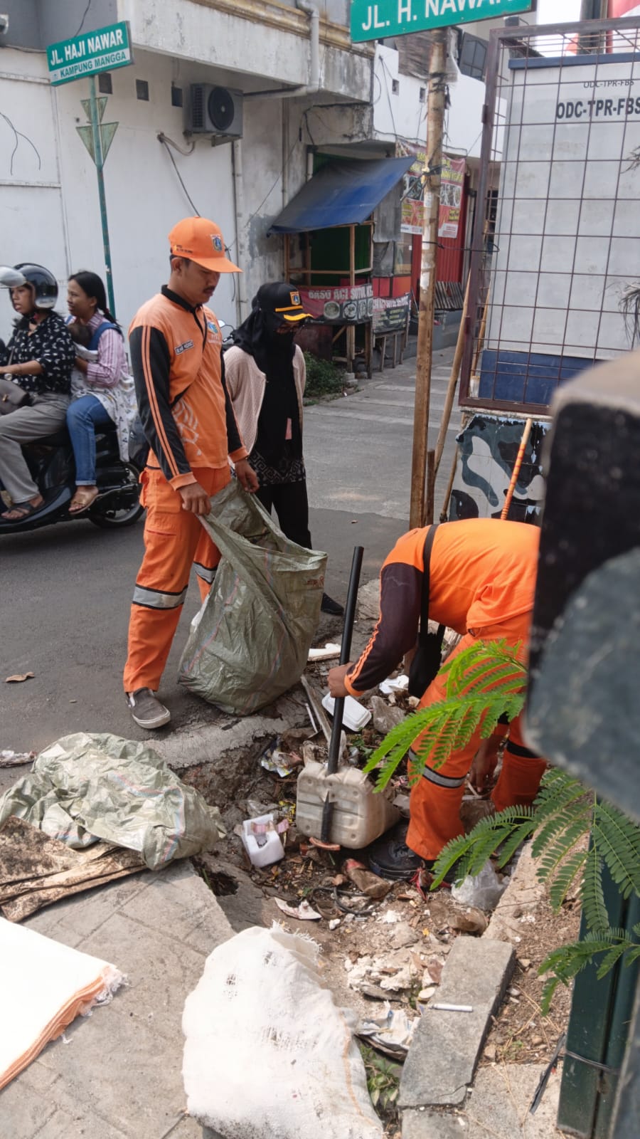Gempur Saluran Tersumbat, Kasi Ekbang Tugu Selatan Tinjau Aksi Bersih-Bersih PPSU di Jl. STM Walang dan Depan SLBN 4 2