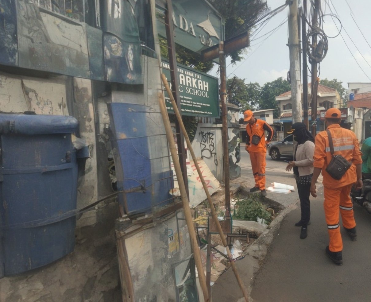 Gempur Saluran Tersumbat, Kasi Ekbang Tugu Selatan Tinjau Aksi Bersih-Bersih PPSU di Jl. STM Walang dan Depan SLBN 4 3