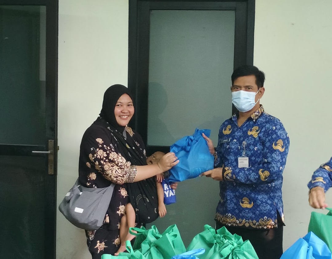 Pembagian Bantuan Natura Lansia Tahap V 1