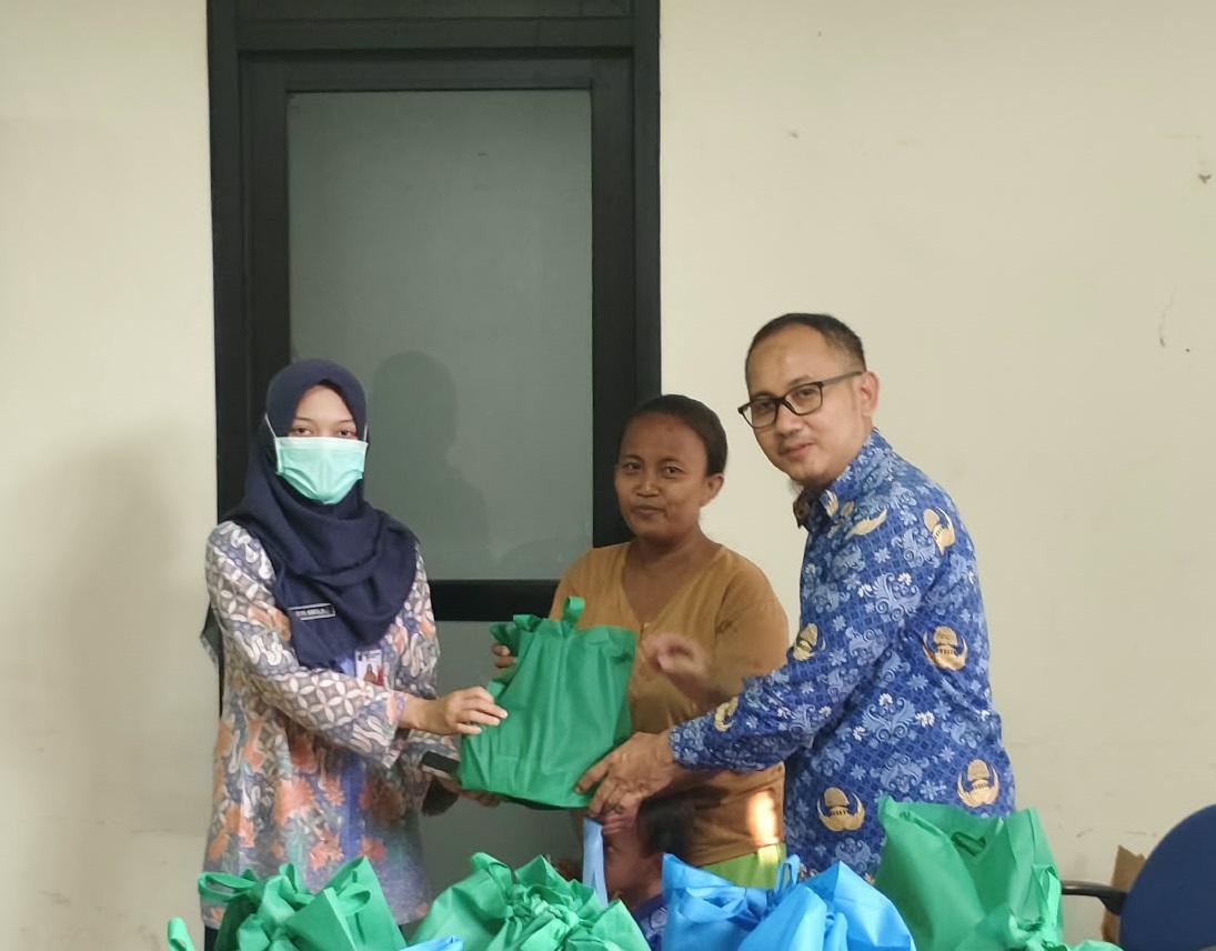 Pembagian Bantuan Natura Lansia Tahap V 4