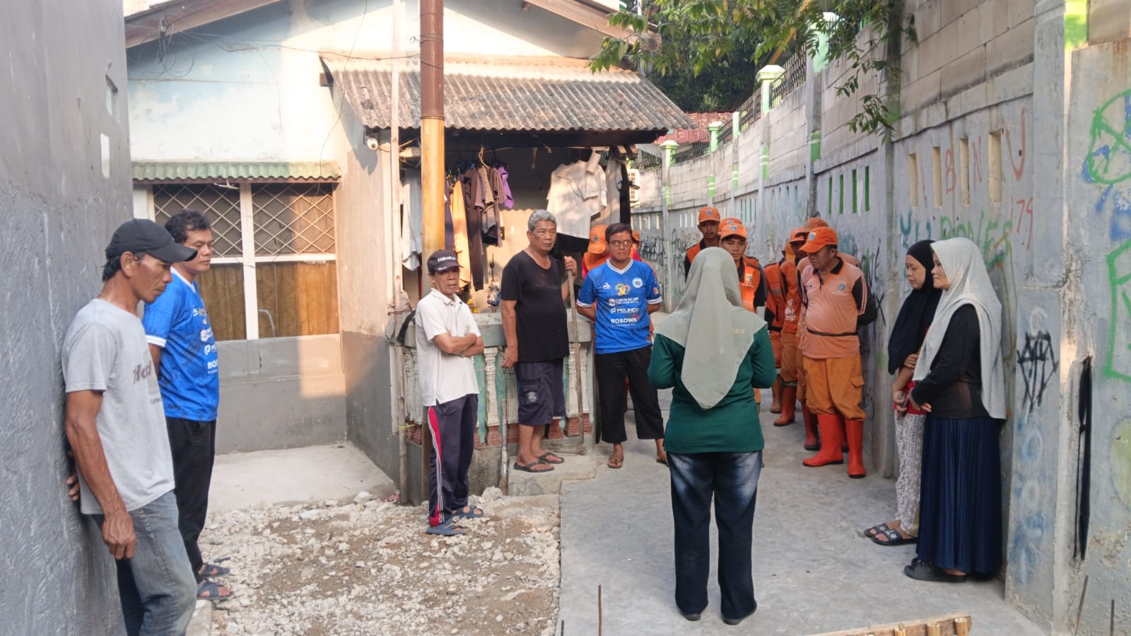 Kerja Bakti Warga RW 05 Tugu Selatan Bersihkan Saluran Air 5