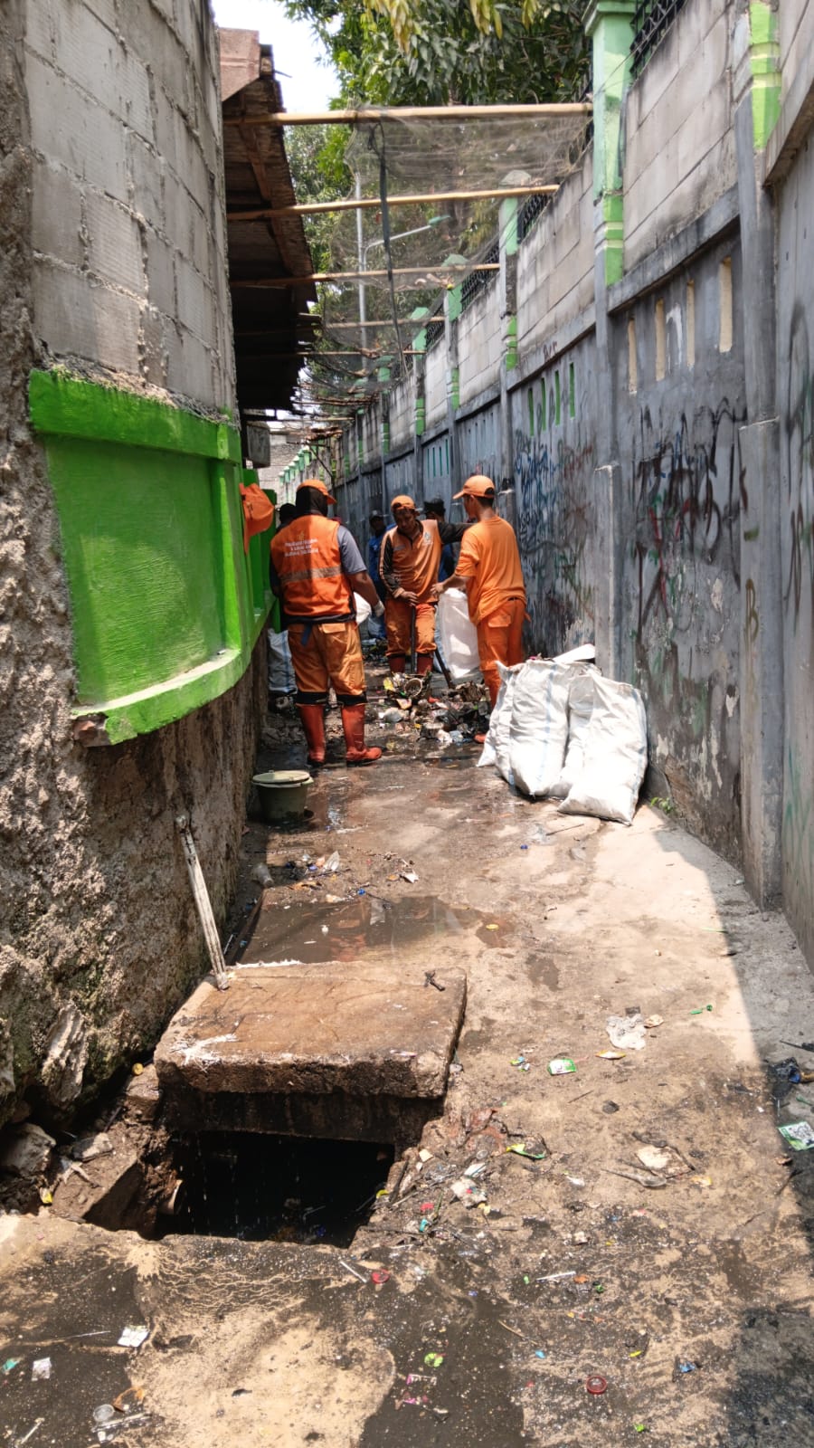 Kerja Bakti Warga RW 05 Tugu Selatan Bersihkan Saluran Air 4