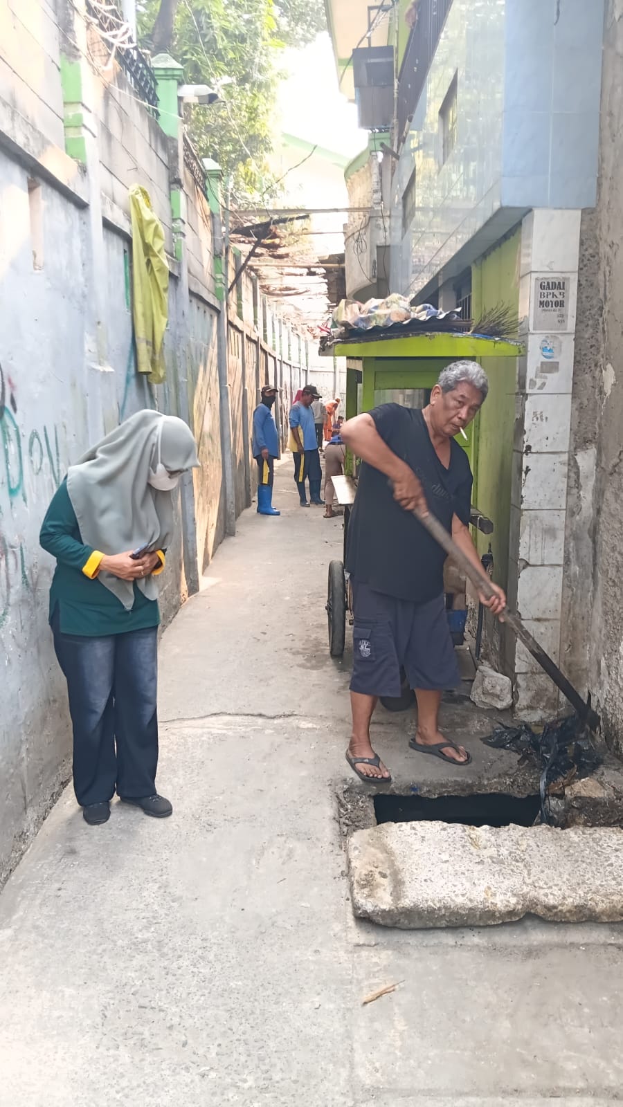 Kerja Bakti Warga RW 05 Tugu Selatan Bersihkan Saluran Air 2