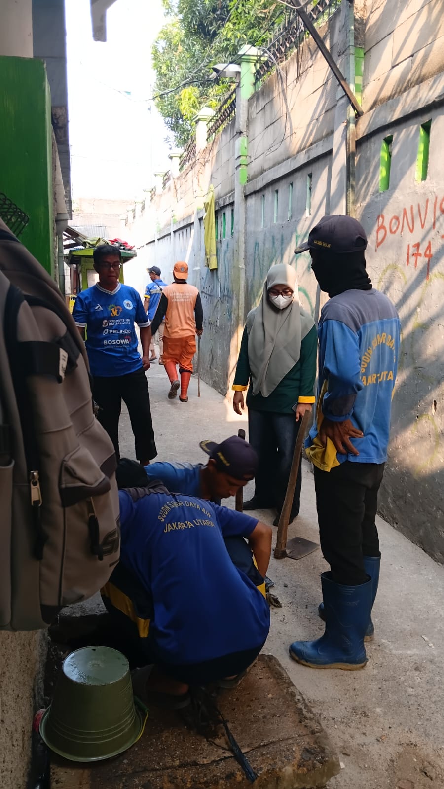 Kerja Bakti Warga RW 05 Tugu Selatan Bersihkan Saluran Air 1