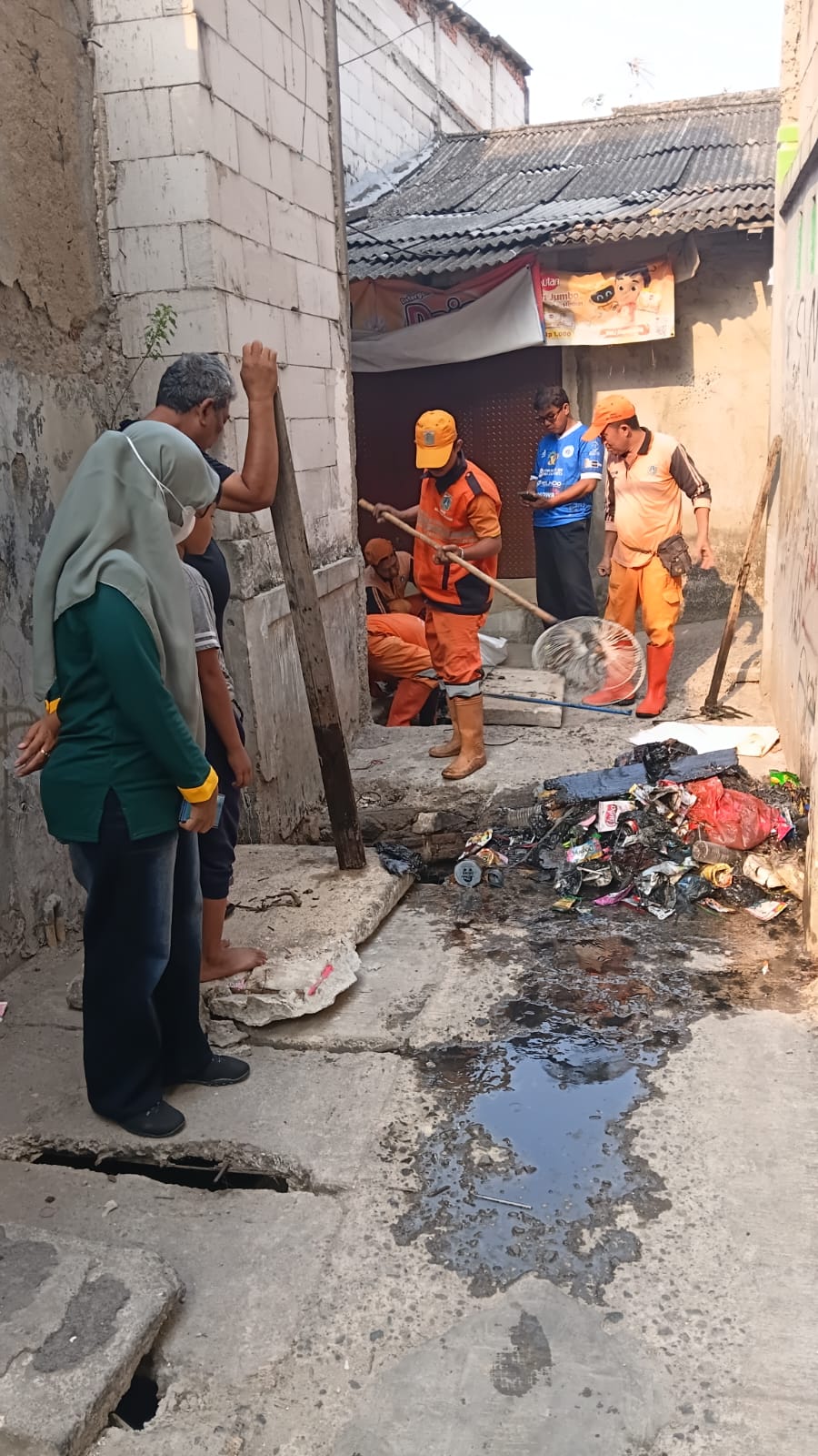 Kerja Bakti Warga RW 05 Tugu Selatan Bersihkan Saluran Air 3