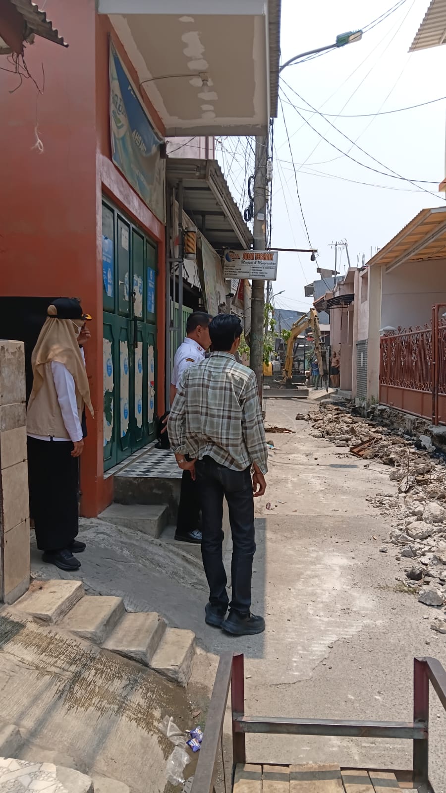 REALISASI MUSRENBANG, LURAH TUGU SELATAN TINJAU PEMBOBOKAN SALURAN TAIMIN RT 12 4