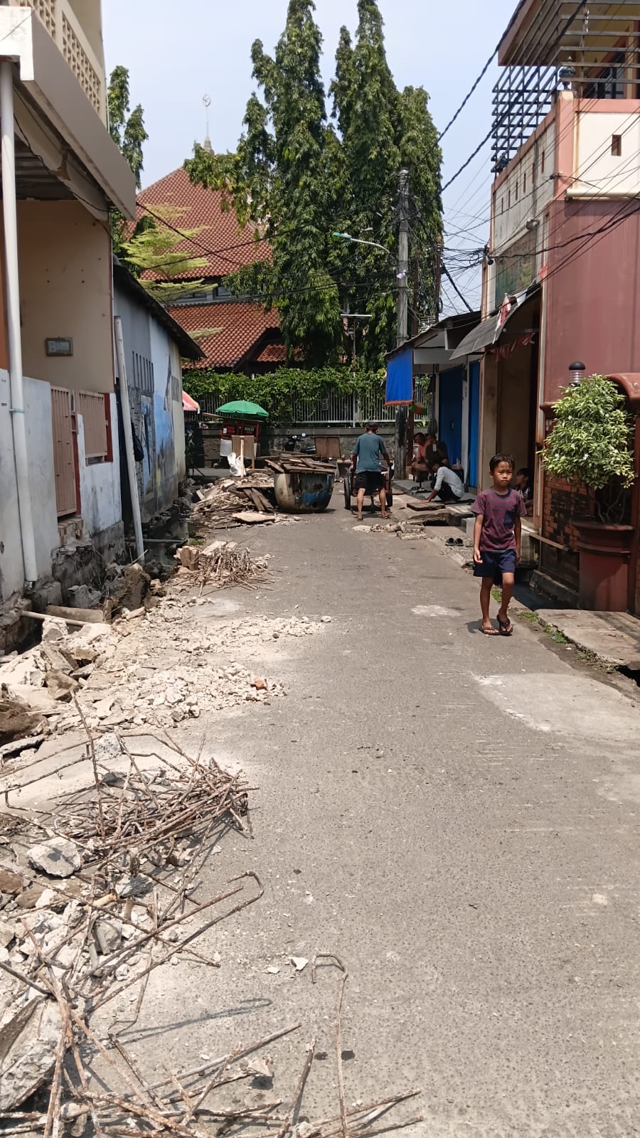 REALISASI MUSRENBANG, LURAH TUGU SELATAN TINJAU PEMBOBOKAN SALURAN TAIMIN RT 12 2