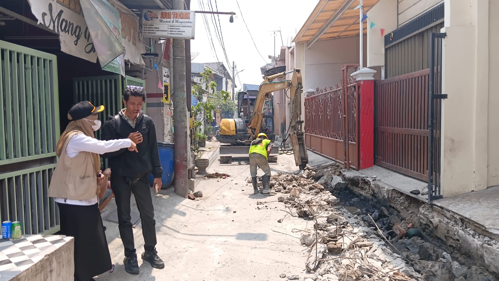 REALISASI MUSRENBANG, LURAH TUGU SELATAN TINJAU PEMBOBOKAN SALURAN TAIMIN RT 12 6