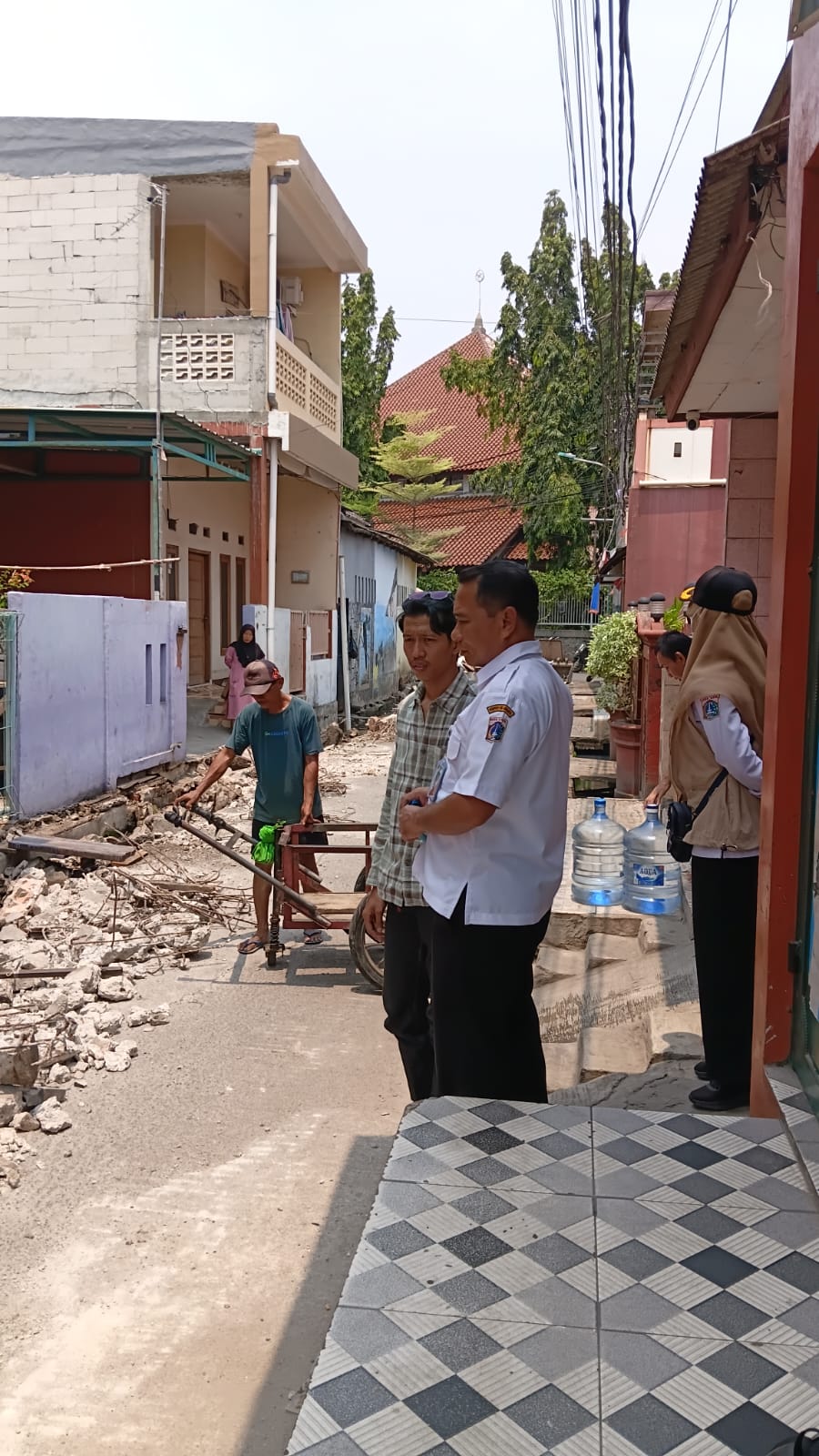 REALISASI MUSRENBANG, LURAH TUGU SELATAN TINJAU PEMBOBOKAN SALURAN TAIMIN RT 12 5