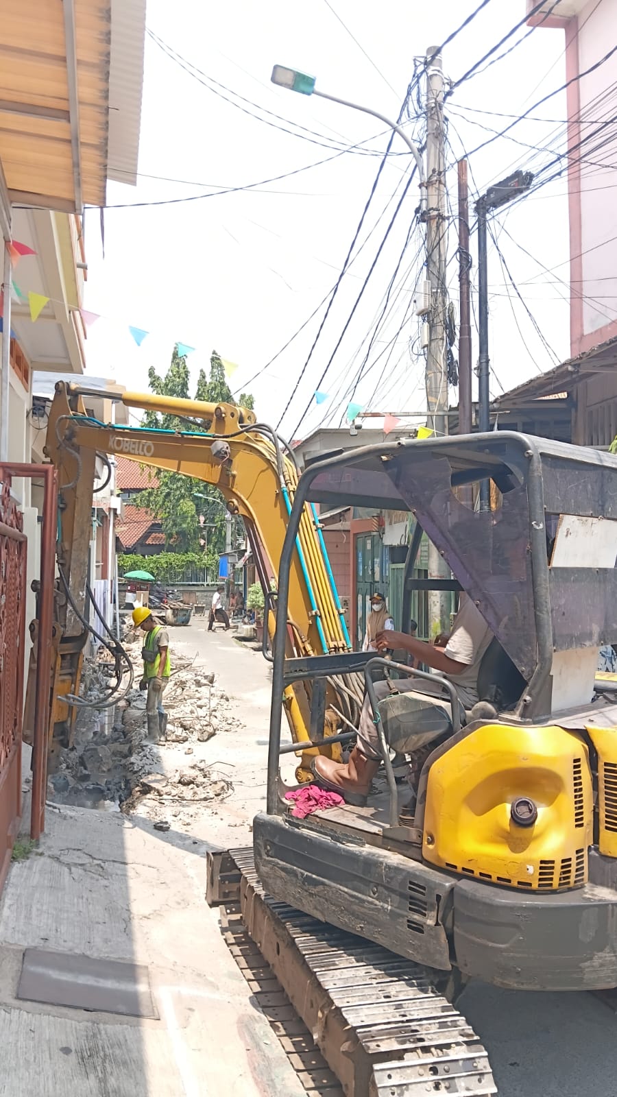 REALISASI MUSRENBANG, LURAH TUGU SELATAN TINJAU PEMBOBOKAN SALURAN TAIMIN RT 12 1