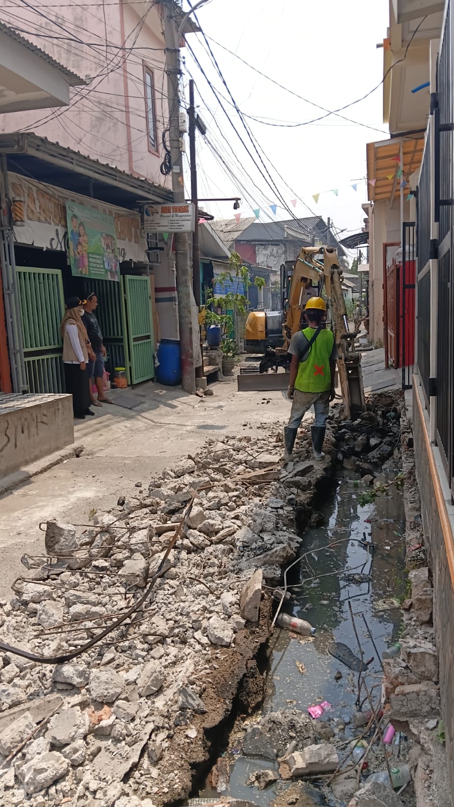 REALISASI MUSRENBANG, LURAH TUGU SELATAN TINJAU PEMBOBOKAN SALURAN TAIMIN RT 12 3