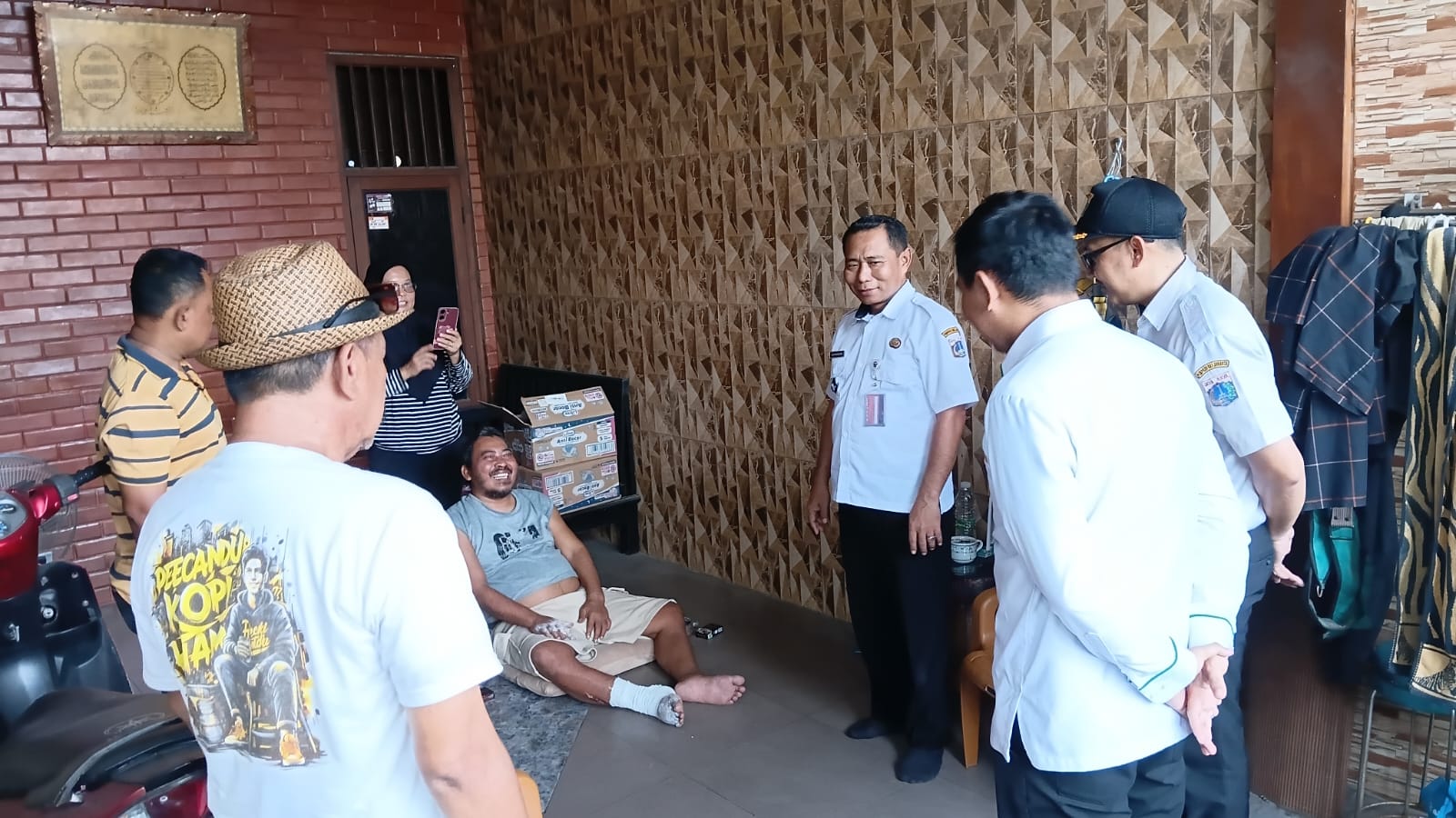 Wujud Kepedulian Sosial, BAZNAS Bersama Kelurahan Tugu Selatan Serahkan Kursi Roda dan Bantuan Renovasi Rumah untuk Warga 5
