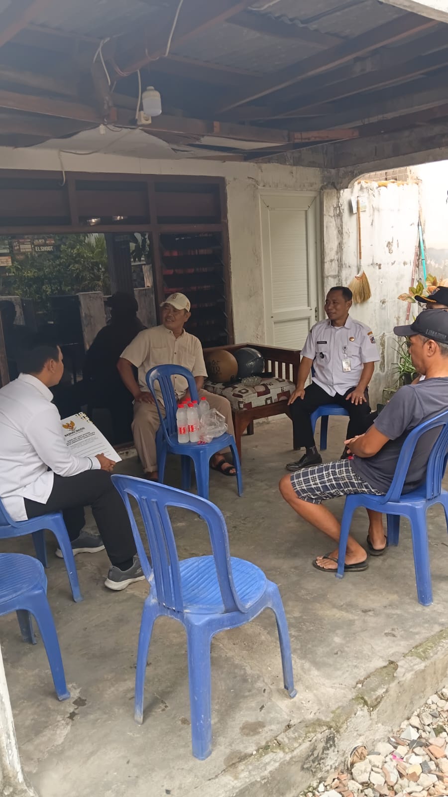 Wujud Kepedulian Sosial, BAZNAS Bersama Kelurahan Tugu Selatan Serahkan Kursi Roda dan Bantuan Renovasi Rumah untuk Warga 2