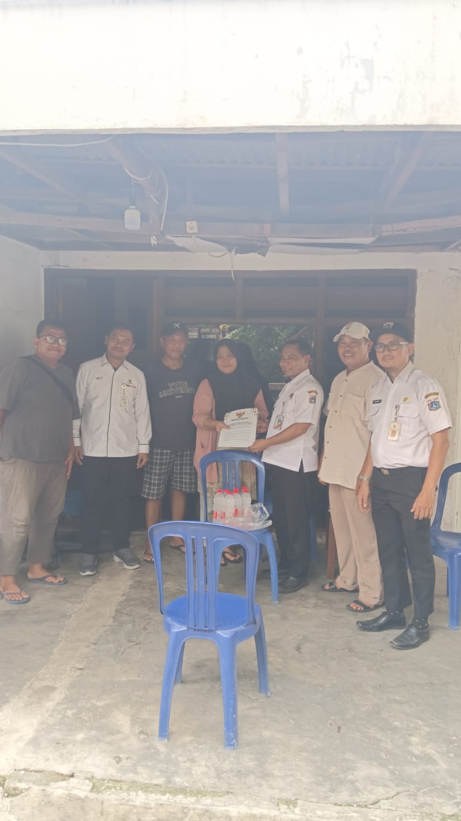 Wujud Kepedulian Sosial, BAZNAS Bersama Kelurahan Tugu Selatan Serahkan Kursi Roda dan Bantuan Renovasi Rumah untuk Warga 1