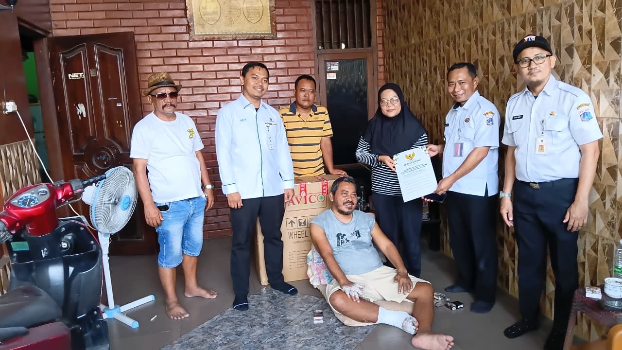 Wujud Kepedulian Sosial, BAZNAS Bersama Kelurahan Tugu Selatan Serahkan Kursi Roda dan Bantuan Renovasi Rumah untuk Warga 6