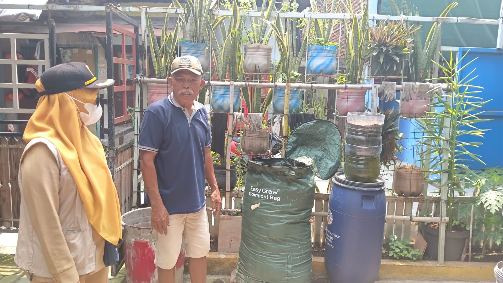Tingkatkan Pengelolaan Sampah Mandiri, Kasi Ekbang Tinjau Pembuatan Kompos dan Bank Sampah Saung Riung 1