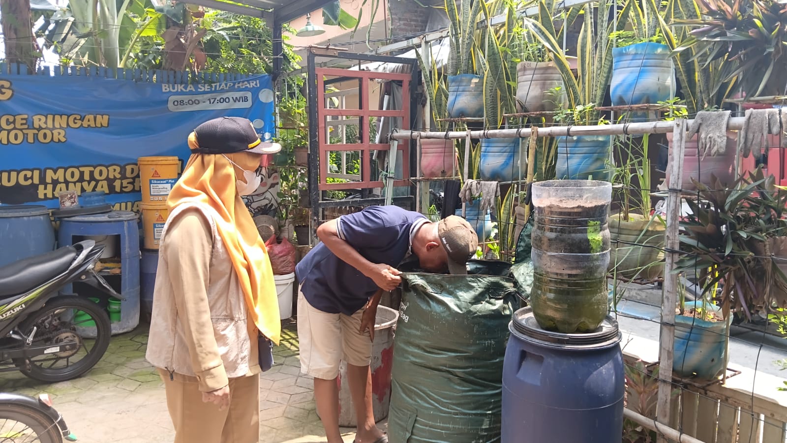 Tingkatkan Pengelolaan Sampah Mandiri, Kasi Ekbang Tinjau Pembuatan Kompos dan Bank Sampah Saung Riung 4