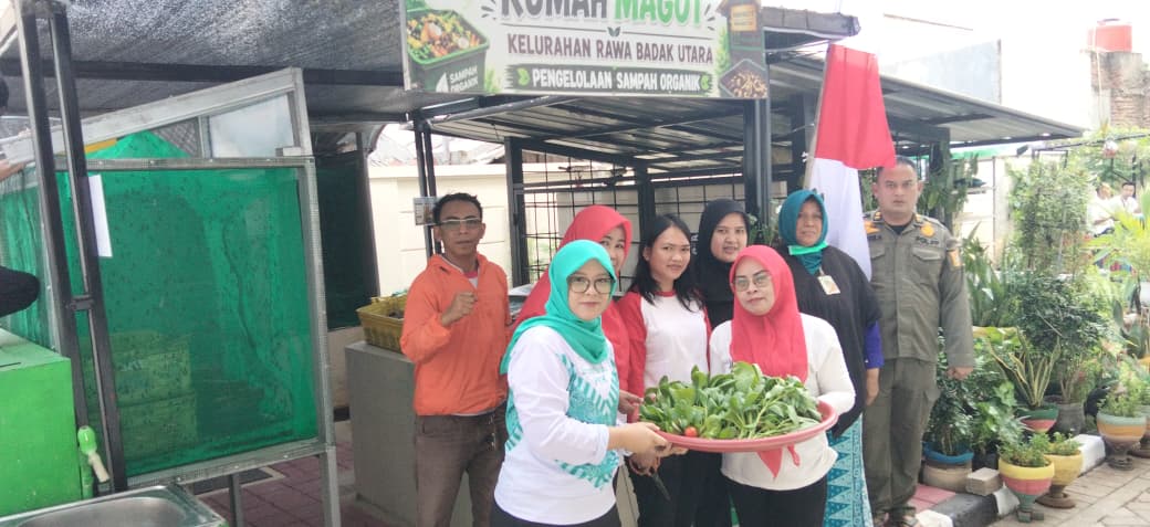 PANEN BERSAMA DI HALAMAN KANTOR KELURAHAN 3