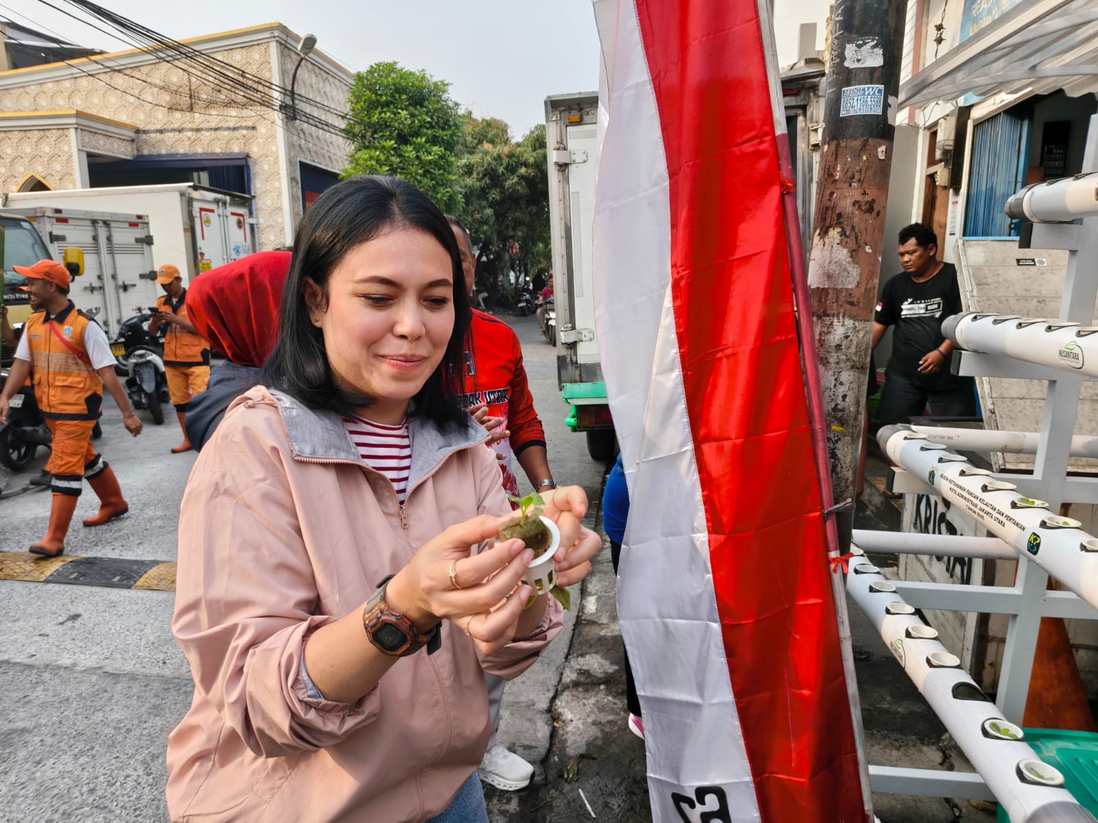KERJA BAKTI DAN PENANAMAN HIDROPONIK DI RW 004 3