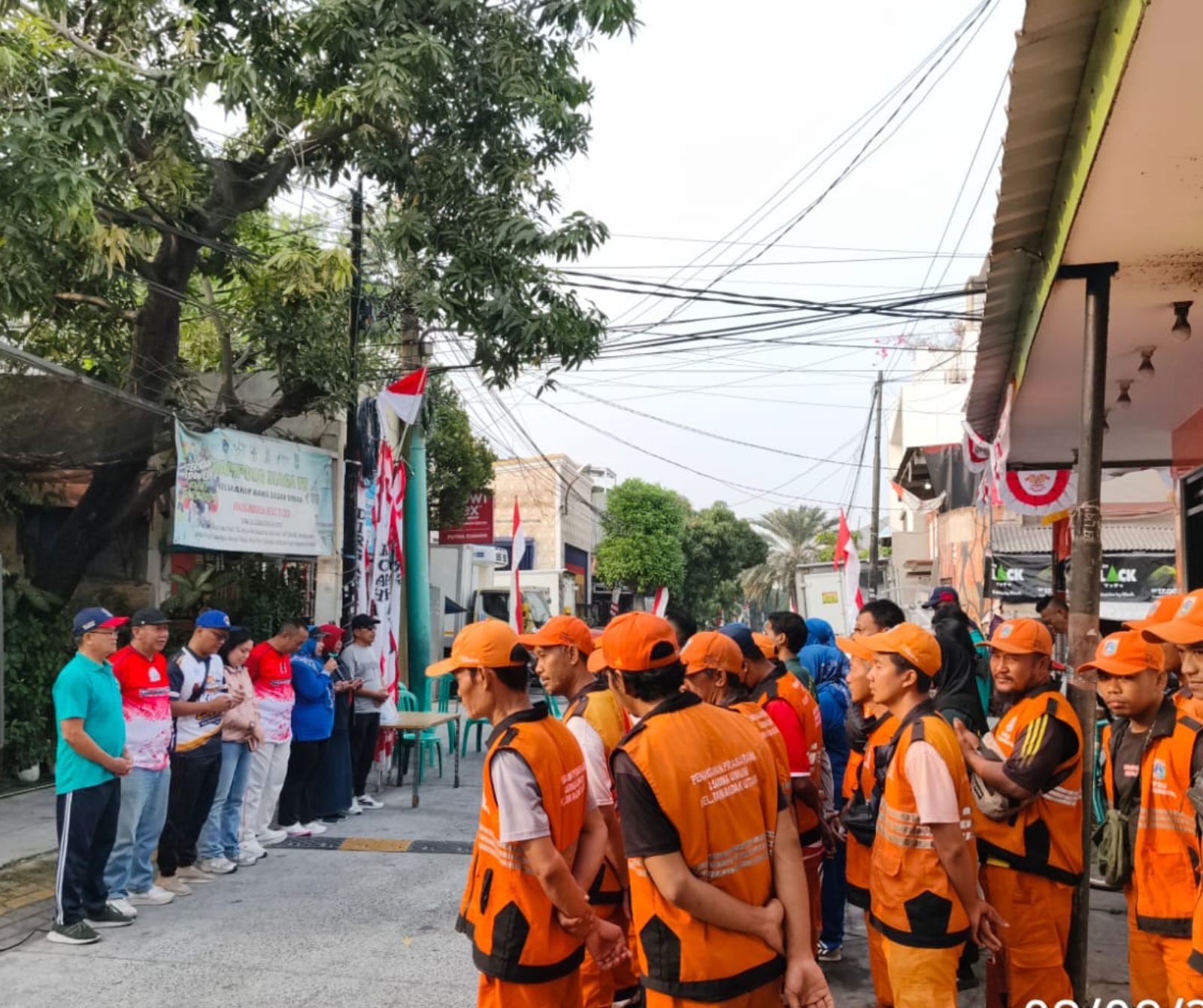 KERJA BAKTI DAN PENANAMAN HIDROPONIK DI RW 004 2