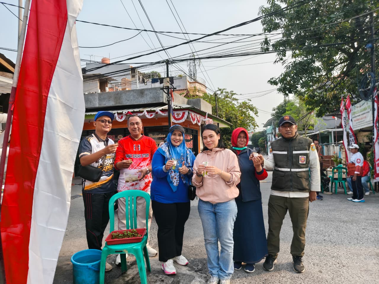 KERJA BAKTI DAN PENANAMAN HIDROPONIK DI RW 004 5