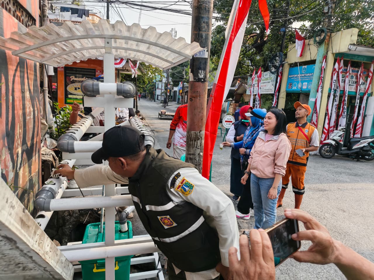 KERJA BAKTI DAN PENANAMAN HIDROPONIK DI RW 004 4