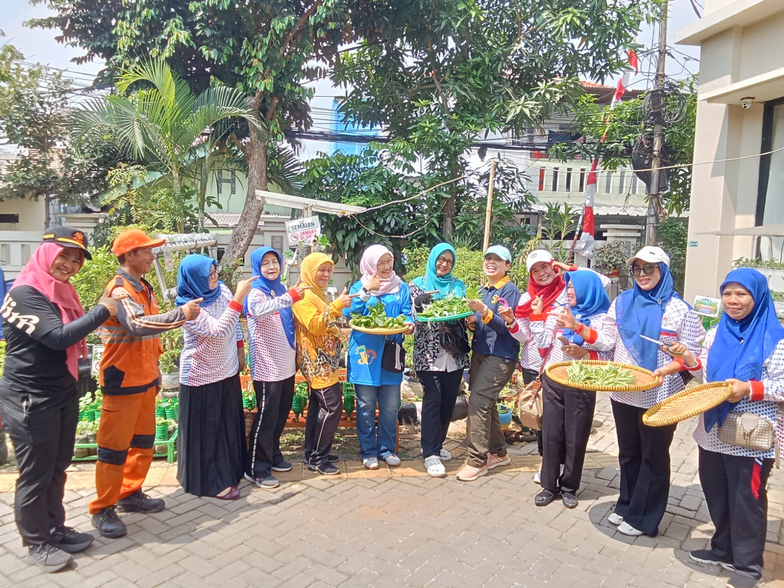 PANEN HASIL KEBUN KELURAHAN RAWA BADAK UTARA 6