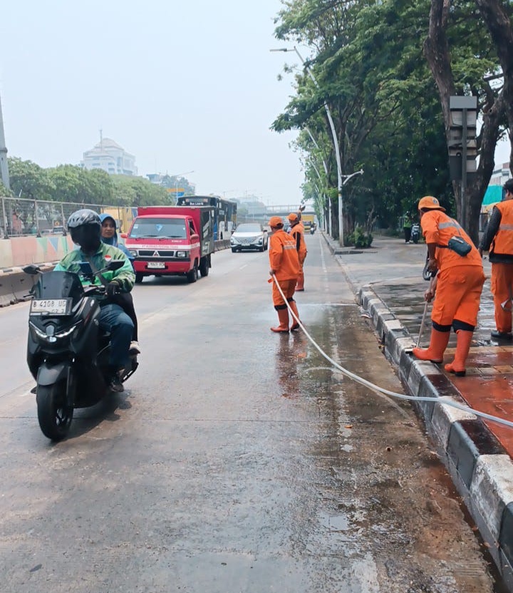 Penanganan Dampak abu vulkanik di wilayah Kelurahan Rawa Badak Utara. 2