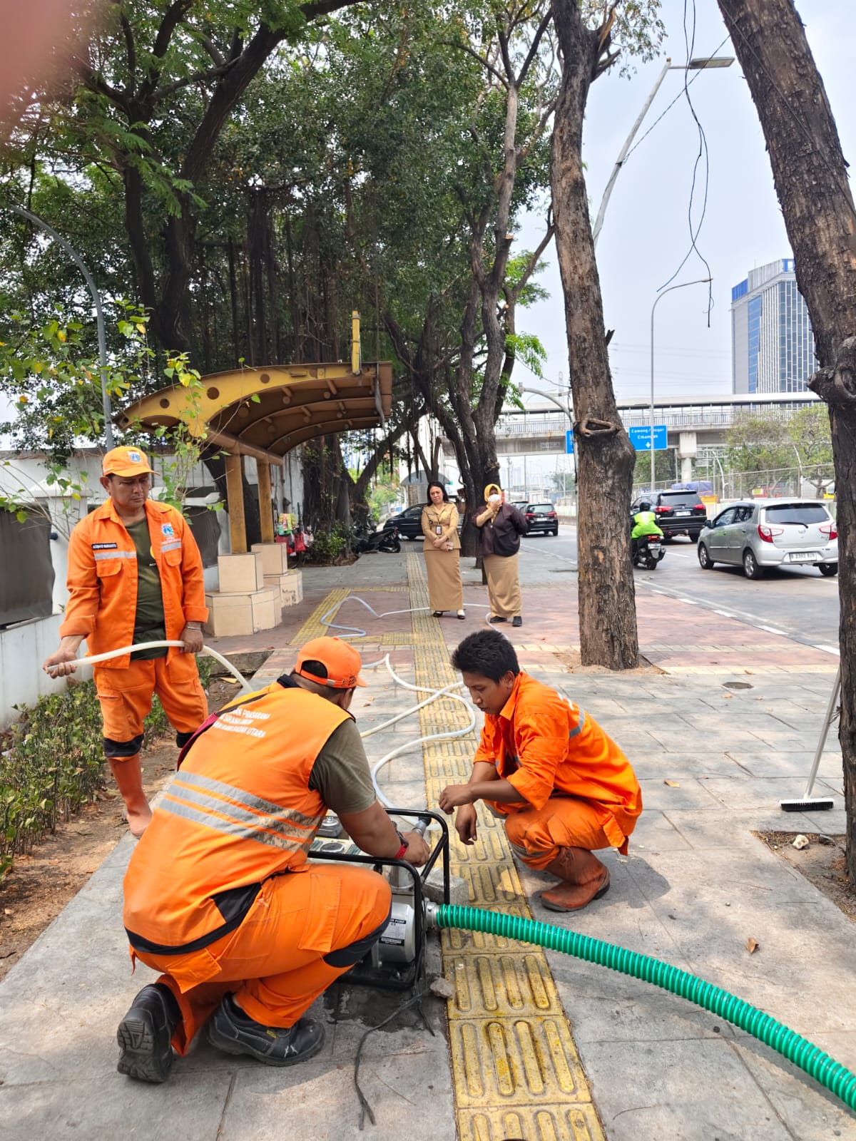 Penanganan Dampak abu vulkanik di wilayah Kelurahan Rawa Badak Utara. 1