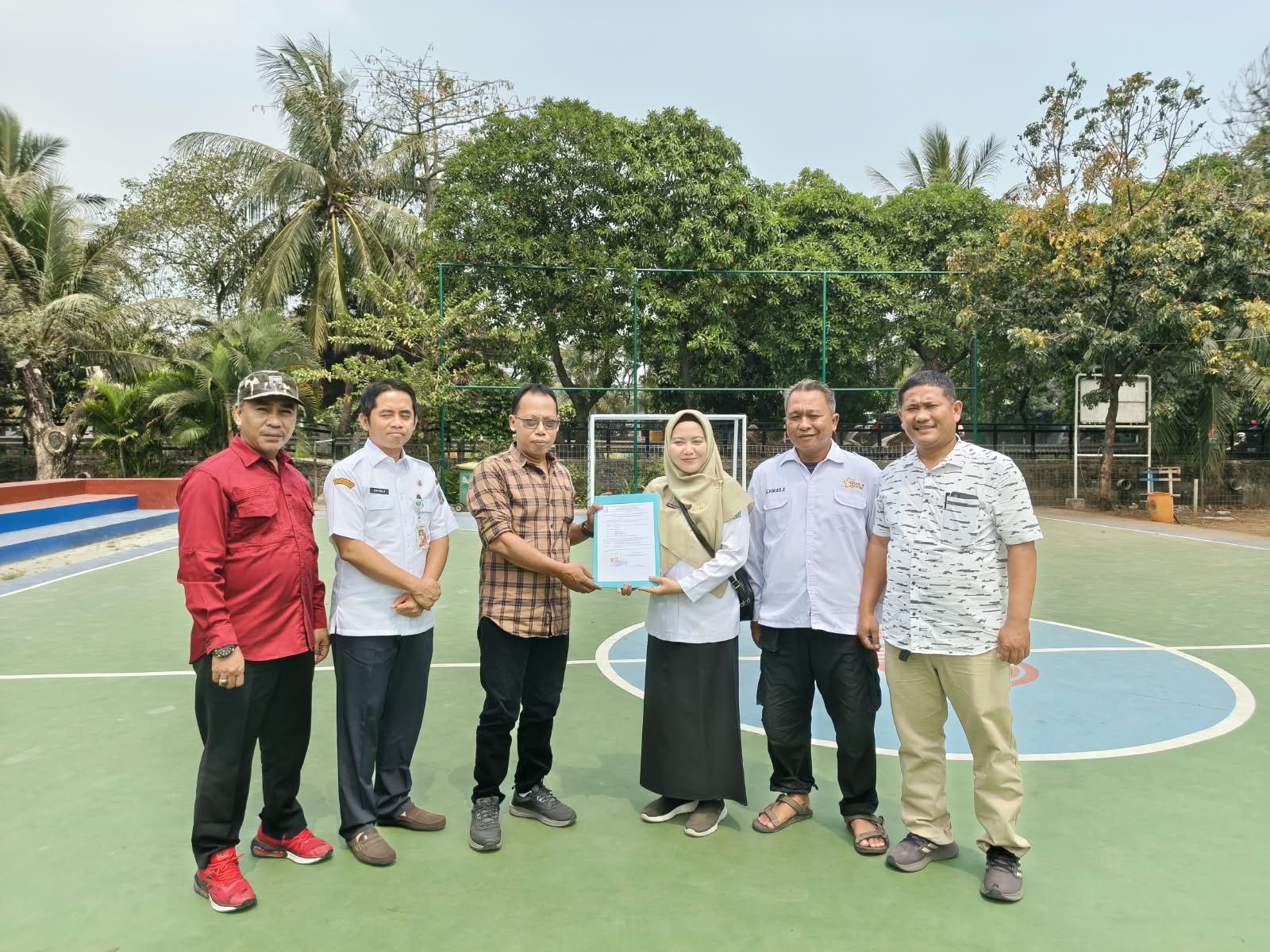 Serah Terima Penyelesaian Renovasi Dua Lapangan Futsal di Wilayah Kelurahan Rawa Badak Utara 3
