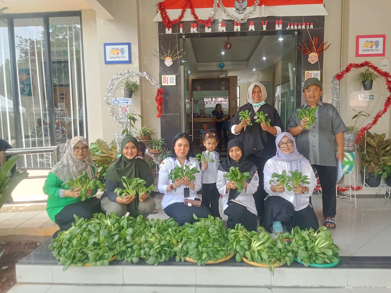 Panen Pokcoy Hidroponik di Halaman Kantor Kelurahan Rawa Badak Utara 6