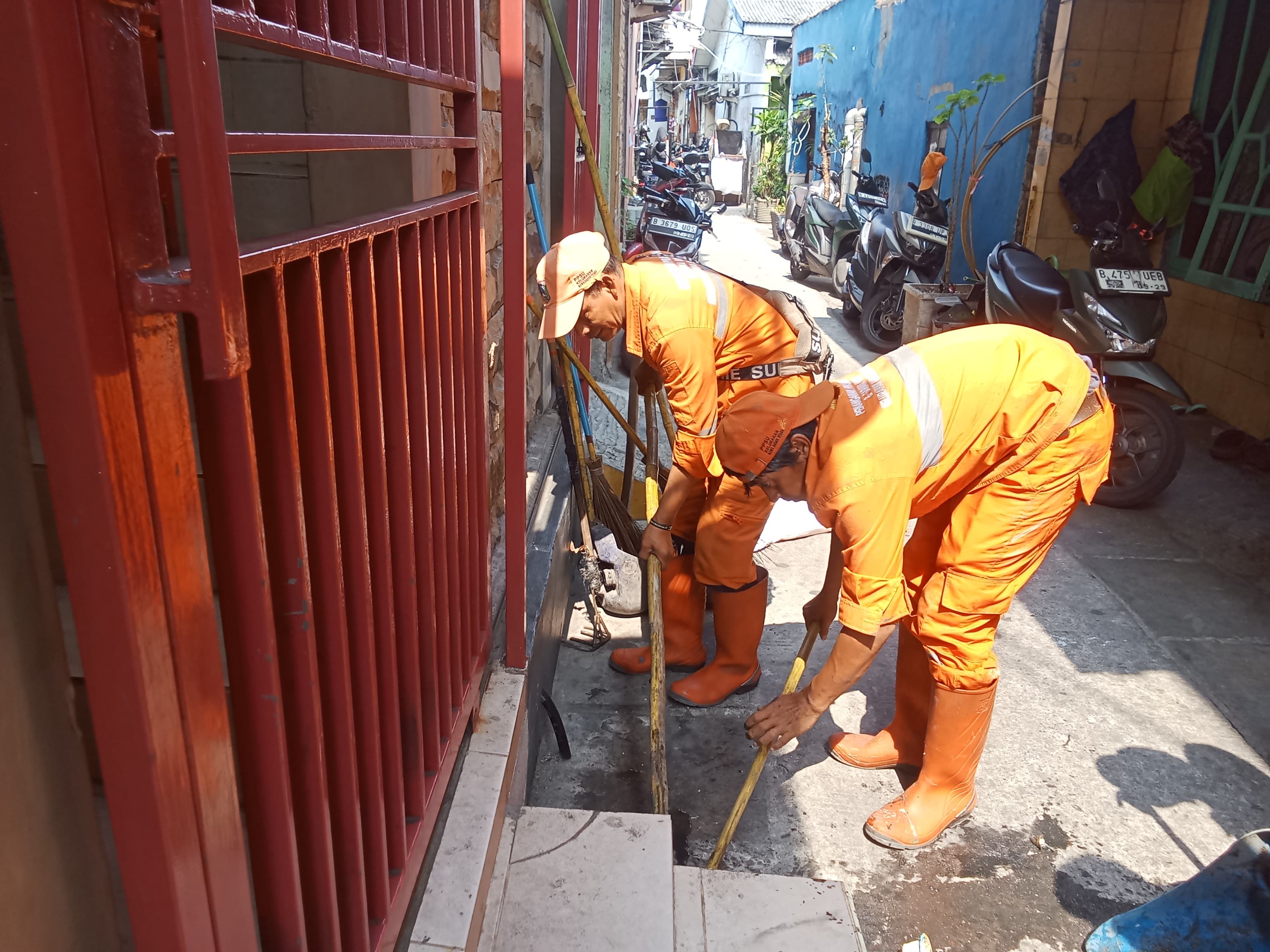 Kelurahan Rawa Badak Utara Lakukan Pembersihan Saluran Menuju Kali PHB 2