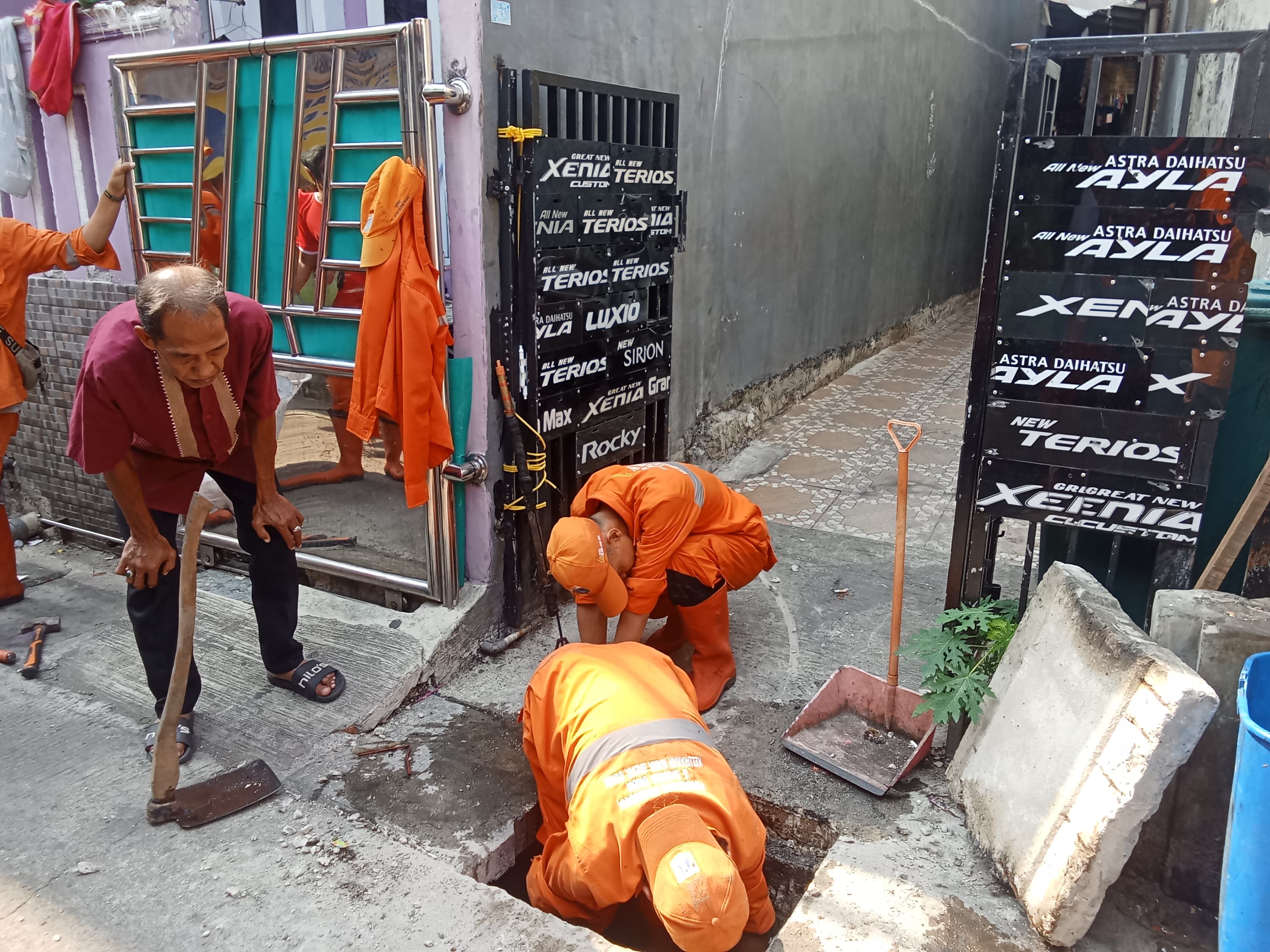 Kelurahan Rawa Badak Utara Lakukan Pembersihan Saluran Menuju Kali PHB 3
