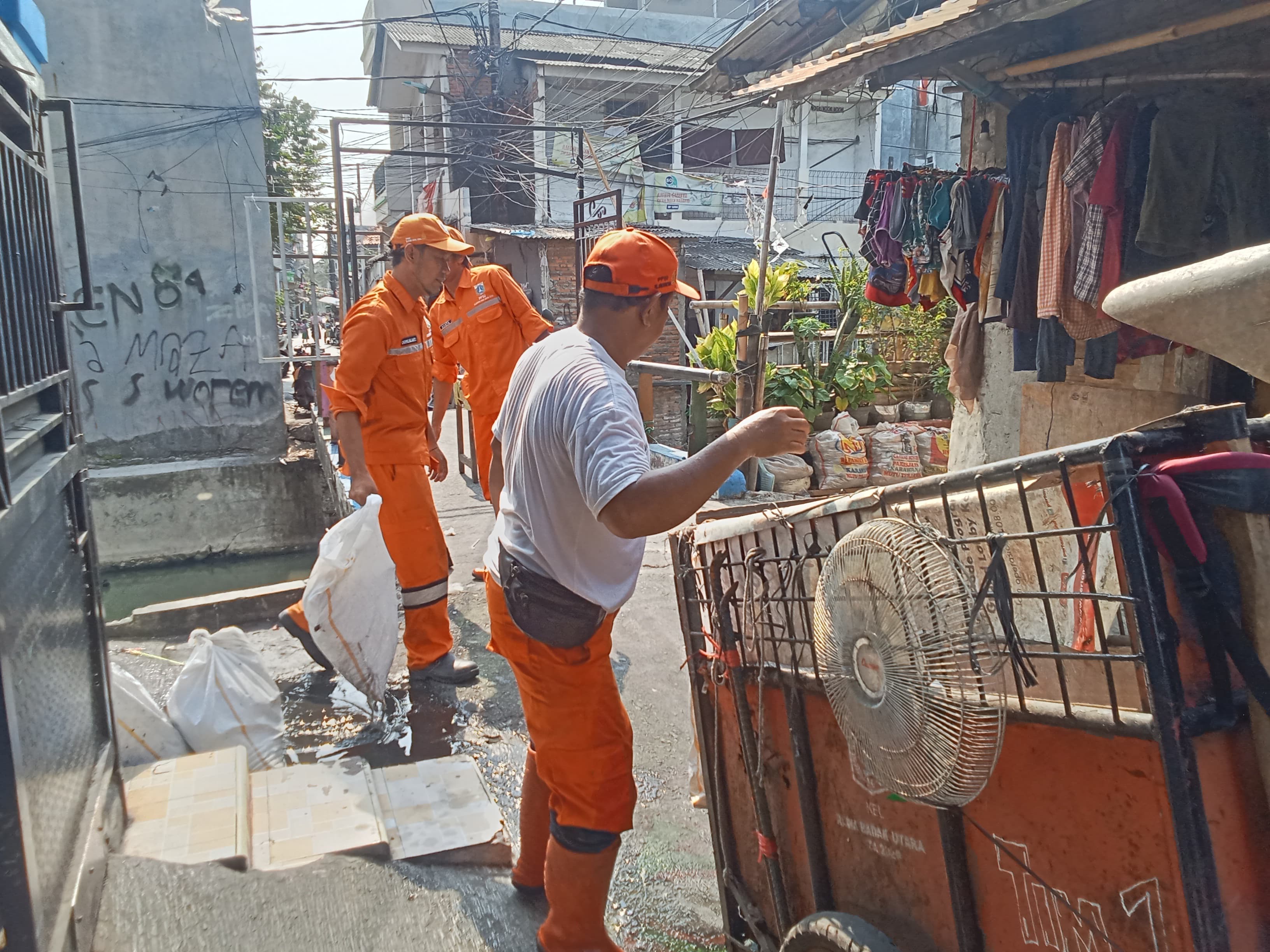 Kelurahan Rawa Badak Utara Lakukan Pembersihan Saluran Menuju Kali PHB 4