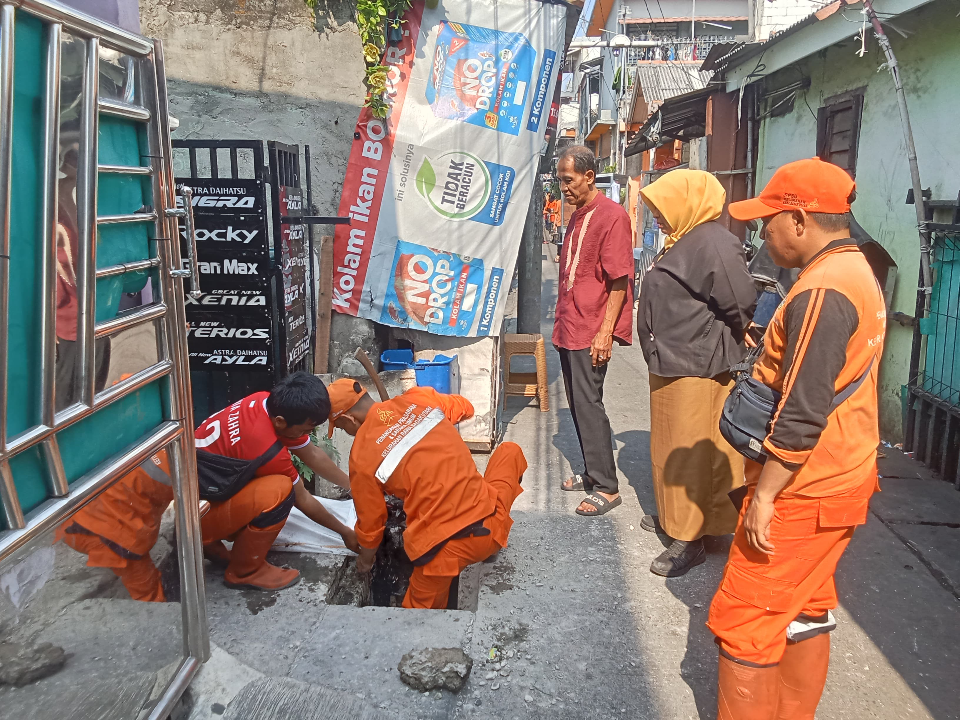 Kelurahan Rawa Badak Utara Lakukan Pembersihan Saluran Menuju Kali PHB 5