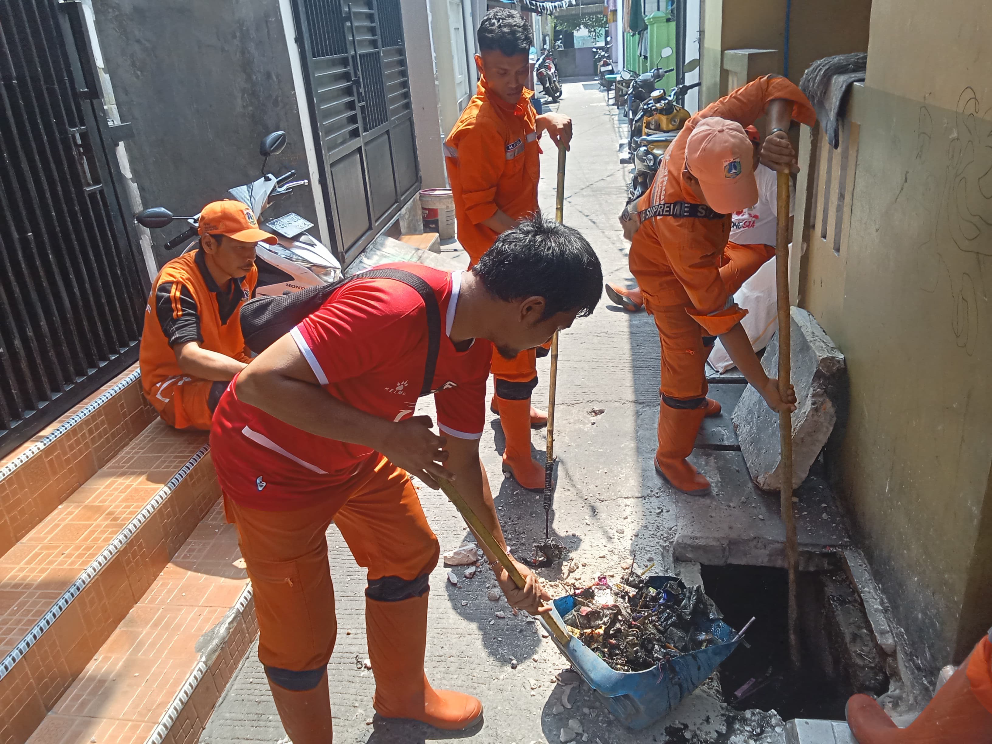 Kelurahan Rawa Badak Utara Lakukan Pembersihan Saluran Menuju Kali PHB 1