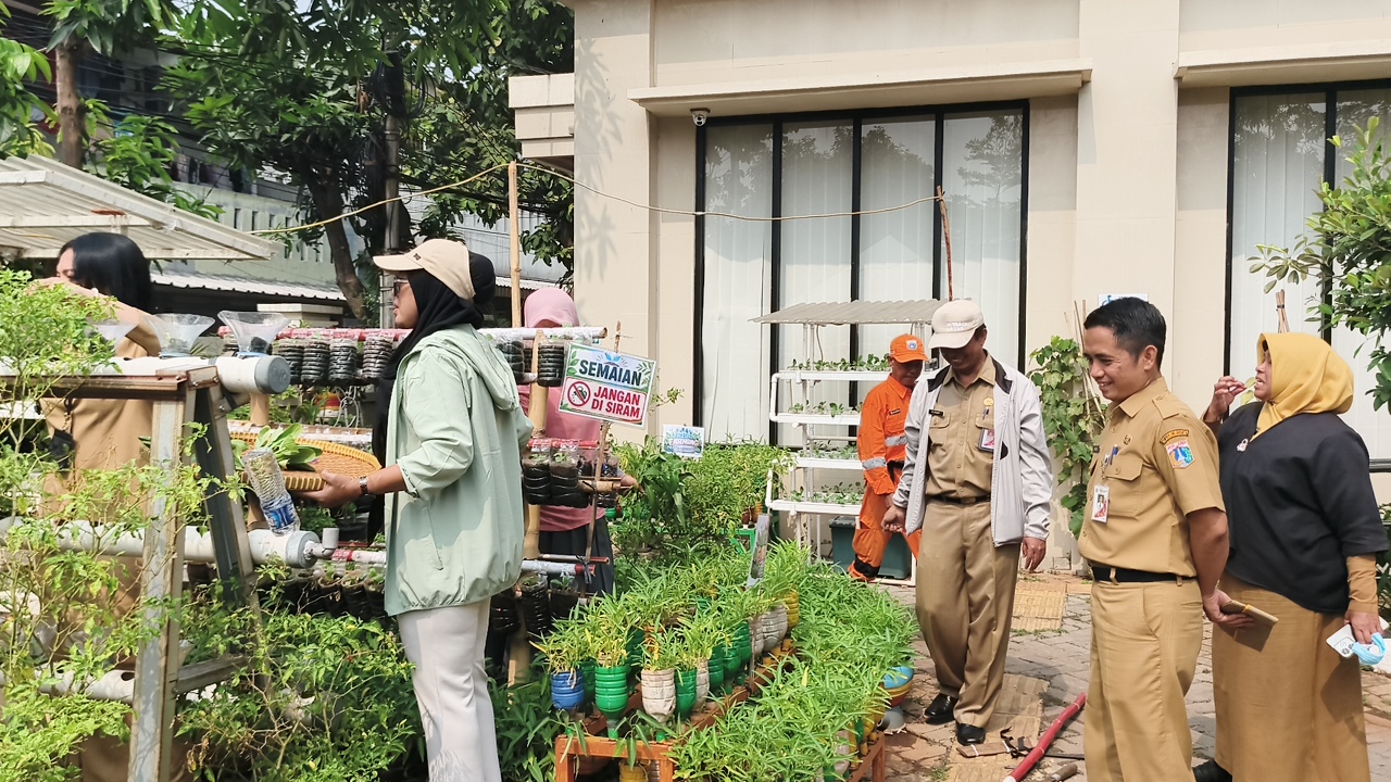 Panen Melon dan Pakcoy, Wujudkan Ketahanan Pangan dari Lingkungan Kantor 2