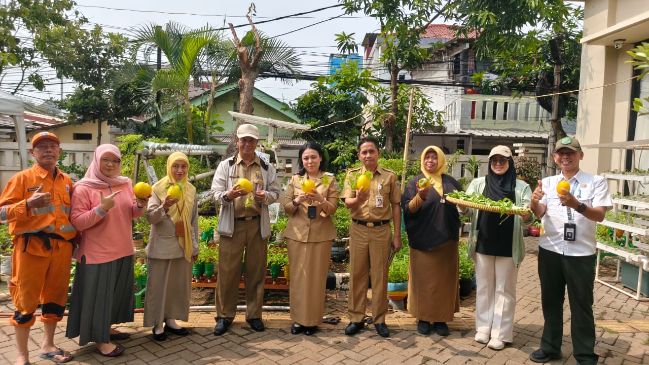 Panen Melon dan Pakcoy, Wujudkan Ketahanan Pangan dari Lingkungan Kantor 5