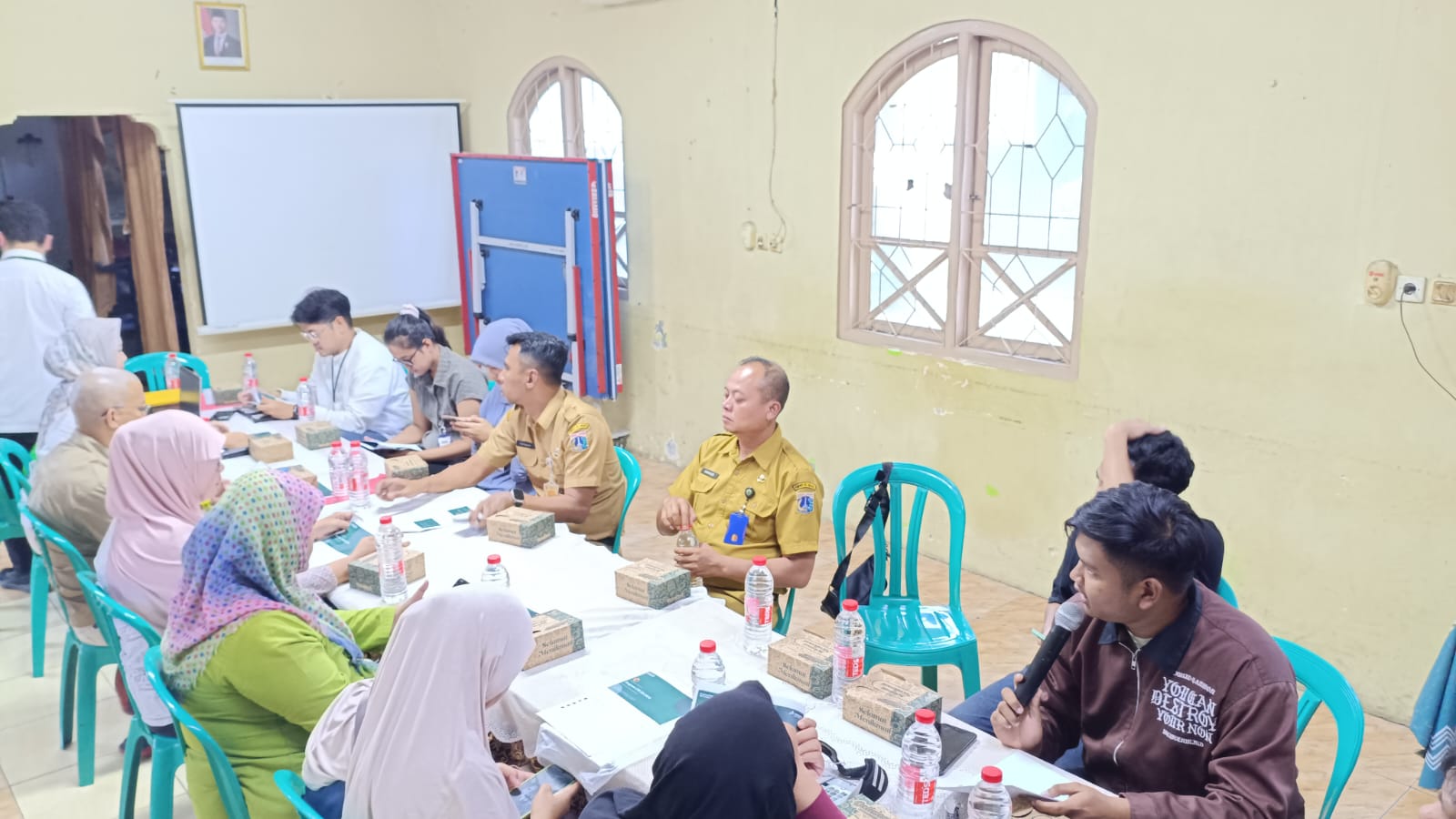 Sekretaris Kelurahan dan Kasi Ekonomi Pembangunan Hadiri Pertemuan Bersama Pertamina di RW 07 Rawa Badak Selatan 1