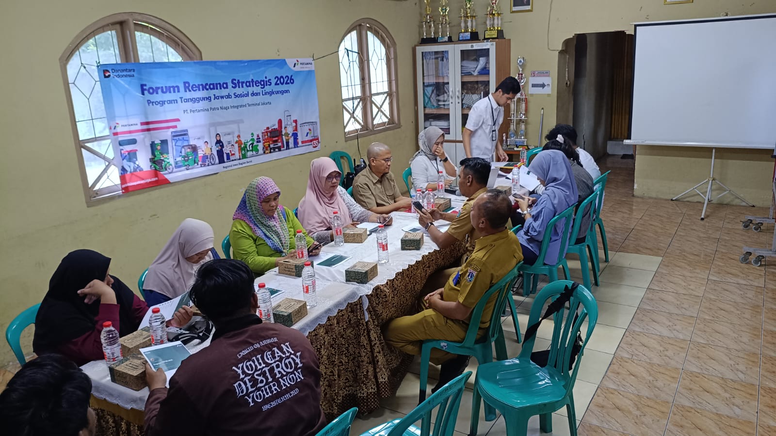 Sekretaris Kelurahan dan Kasi Ekonomi Pembangunan Hadiri Pertemuan Bersama Pertamina di RW 07 Rawa Badak Selatan 2