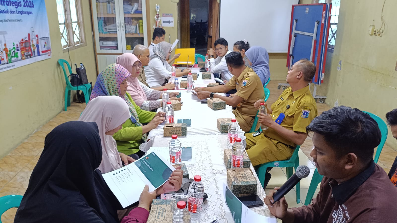 Sekretaris Kelurahan dan Kasi Ekonomi Pembangunan Hadiri Pertemuan Bersama Pertamina di RW 07 Rawa Badak Selatan 3