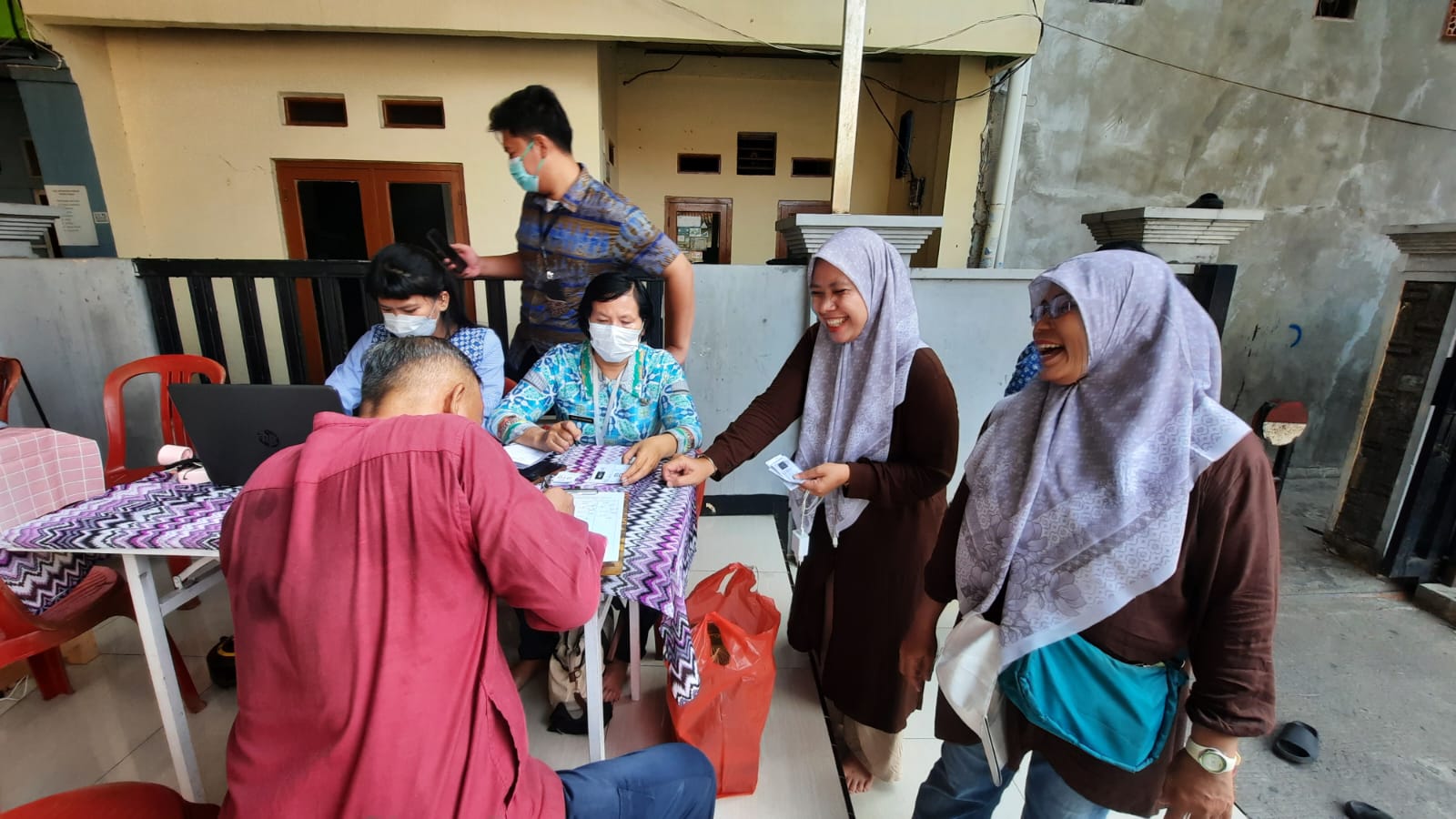 Kasi Kesejahteraan Rakyat Monitoring Pelayanan Kesehatan CKG, Pemeriksaan Paru, Rontgen, dan IVA di RW 03 3