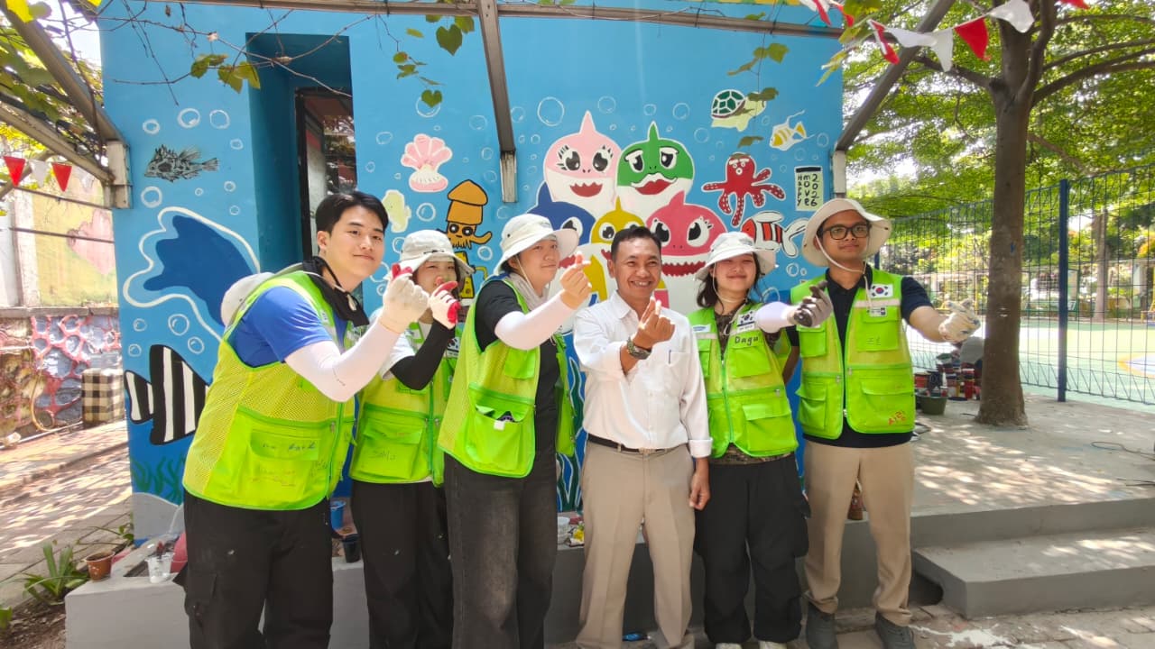Lurah Rawa Badak Selatan Monitoring Kunjungan Siswa-Siswi Korea di RPTRA Rasela 5