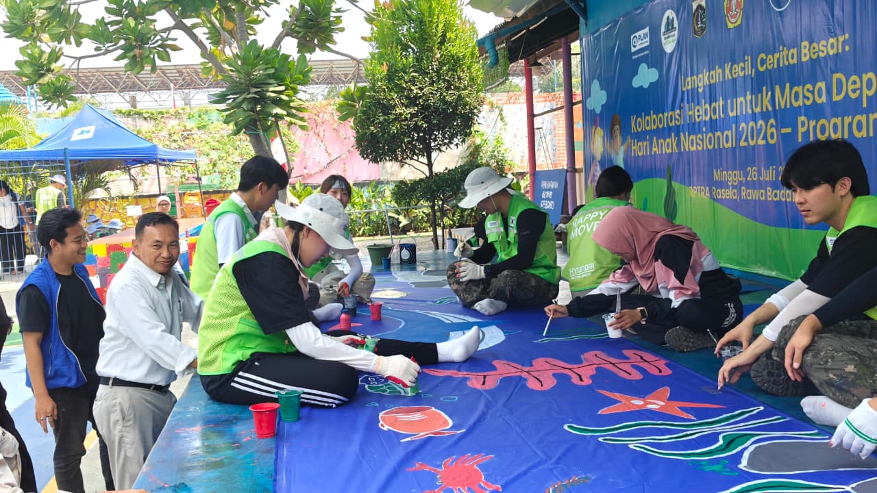 Lurah Rawa Badak Selatan Monitoring Kunjungan Siswa-Siswi Korea di RPTRA Rasela 3