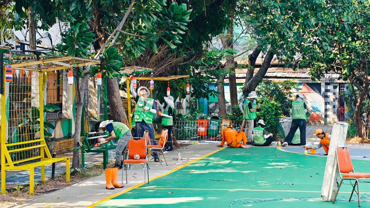 Lurah Rawa Badak Selatan Monitoring Kunjungan Siswa-Siswi Korea di RPTRA Rasela 4