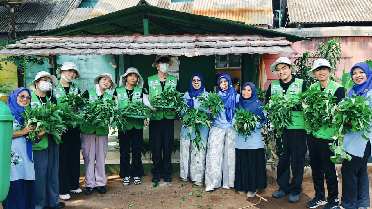 Lurah Rawa Badak Selatan Monitoring Kunjungan Siswa-Siswi Korea di RPTRA Rasela 2