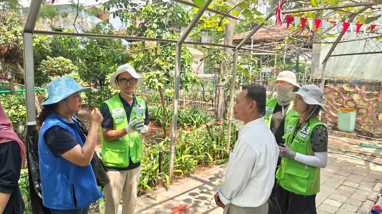 Lurah Rawa Badak Selatan Monitoring Kunjungan Siswa-Siswi Korea di RPTRA Rasela 1