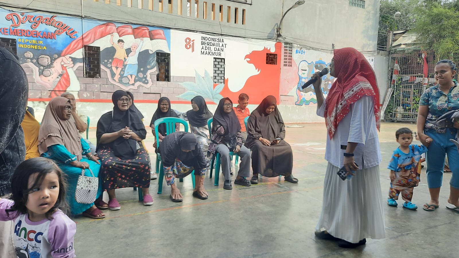 Kasi Kesra Kelurahan Rawa Badak Selatan Monitoring Posyandu Lansia dan Balita di RW 04 2