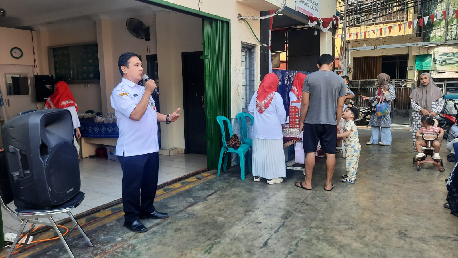 Kasi Kesra Kelurahan Rawa Badak Selatan Monitoring Posyandu Lansia dan Balita di RW 04 4